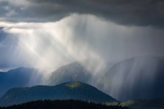 Алтай, Хангай, Хөвсгөлийн уулсаар бороо орно