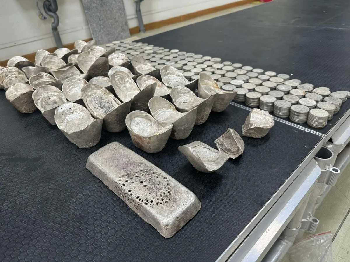 Зөвшөөрөлгүй тээвэрлэсэн 1,185 ширхэг мөнгөн зоос, 29 ширхэг мөнгөн ембүү зэрэг соёлын биет өвийг хураан авчээ